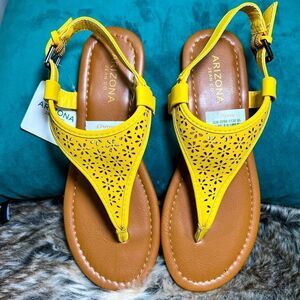 ☀️ Arizona Jean Co. Yellow Flat Sandals Size 7